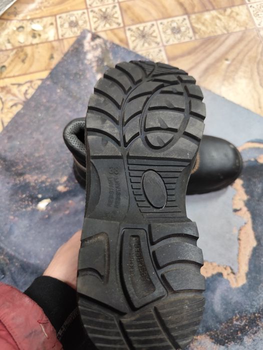 Продам ботинки 38 размер 6000 тыщ