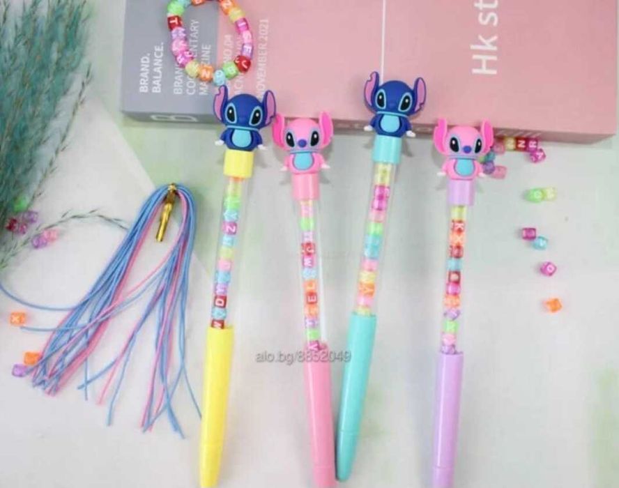 Калкулатор, химикалки и сухо лепило и други неща на Стич