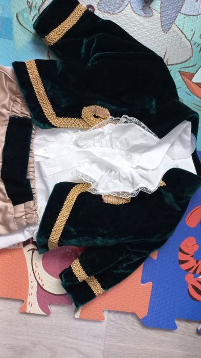 Vând costum Micul Print+botosi cadou