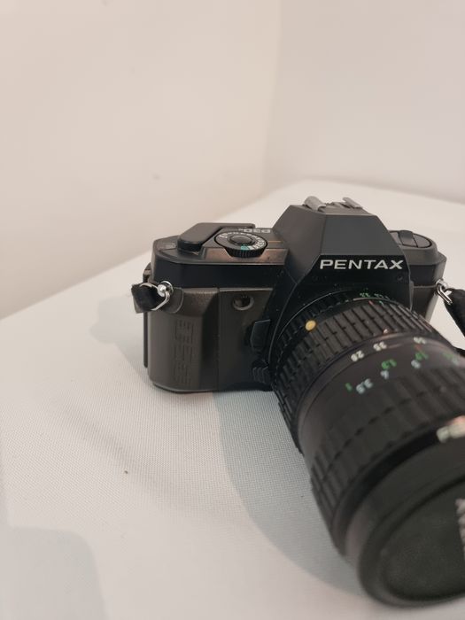 Pentax P30N cu obiectiv Pentax-A 28-80mm