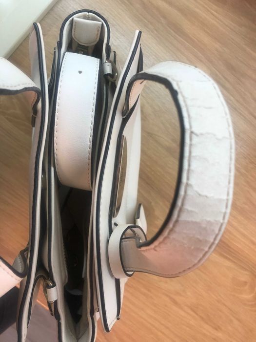 Дамска чанта GUESS