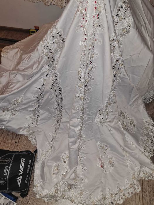 Vand rochie de mireasa noua