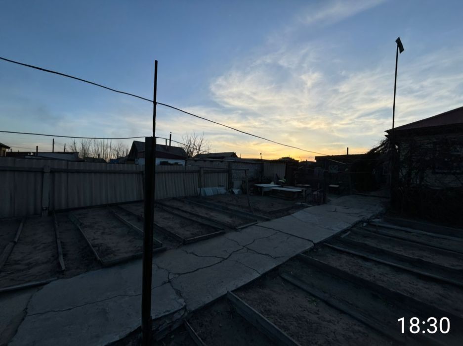 Два дома на одной ограде