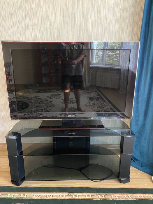 Телевизор вместе с подставником