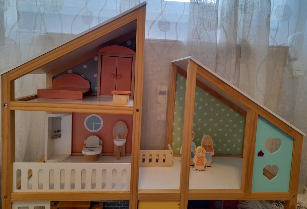 Casă de păpuși din lemn