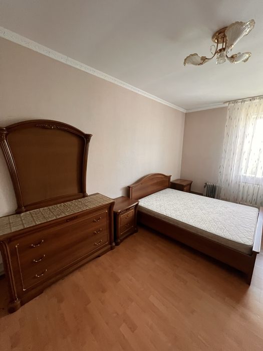 Продам кровать, тумбы и комод