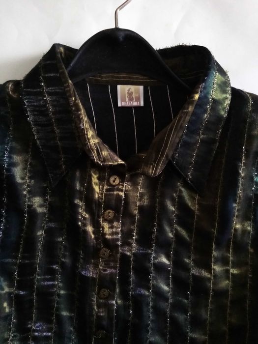 Официални дамски сако и риза.