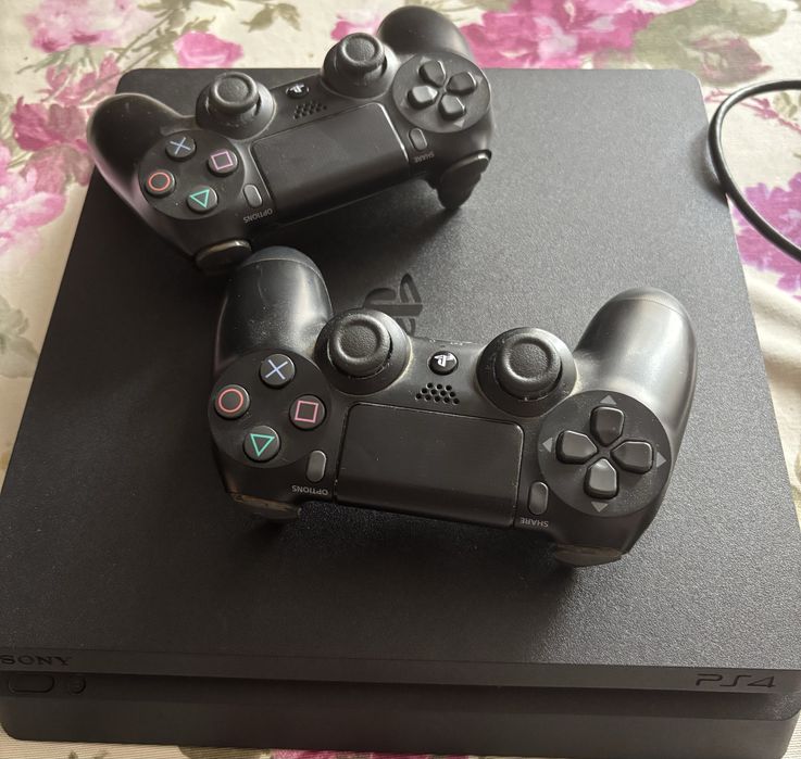 Продавам PlayStation 4 с два контролера и 7 игри