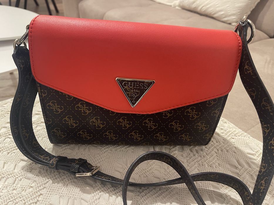 Чанта Guess оригинална,без забележки,с дълга дръжка за през рамо.Размери 24/17/8