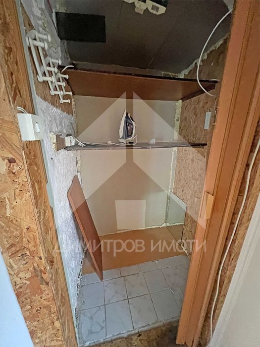 Продава малка, компактна самостоятелна къща с двор гр. Нови пазар.