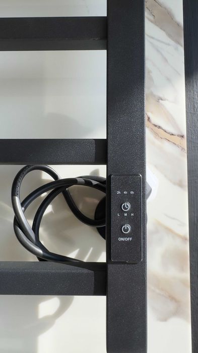 Полотенцесушитель с полочкой черного цвет от производителя.