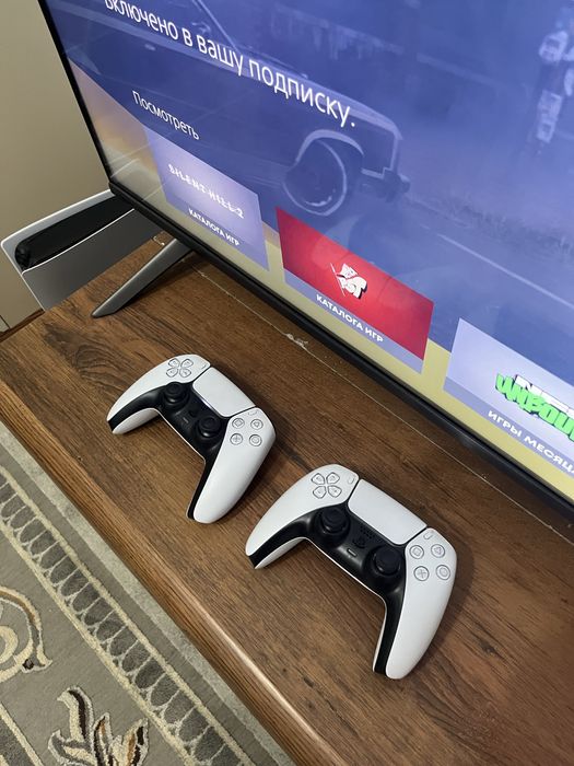 PS 5 slim, 2 джойстика