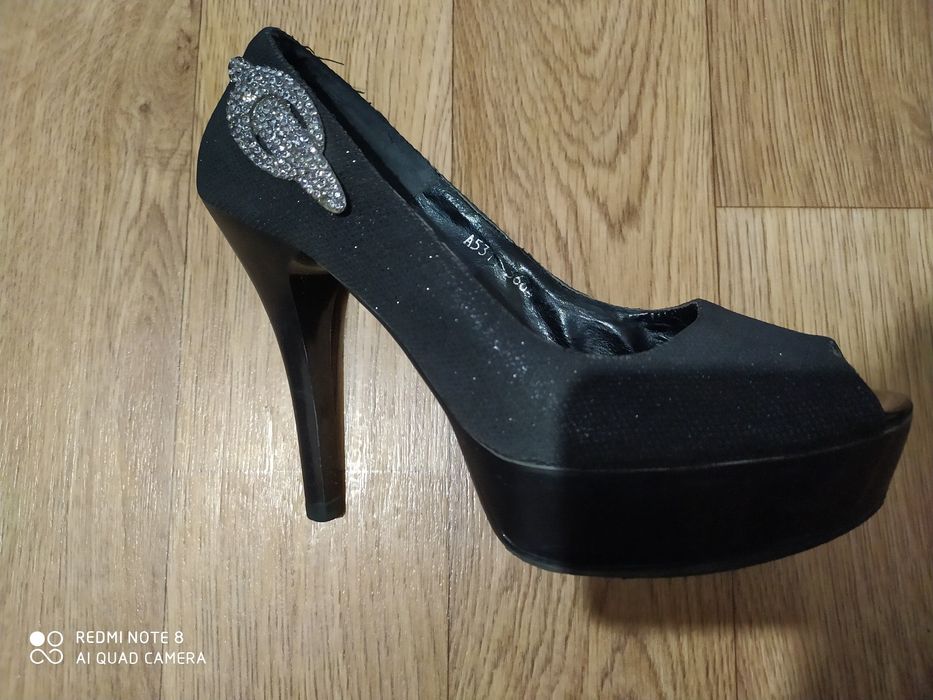 Продаю удобные 2 пары туфли