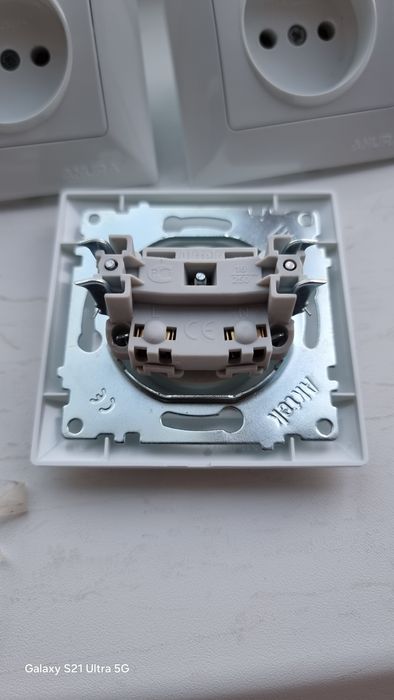 Продам розетки Anura