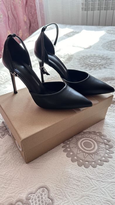 Босоножки на каблуке