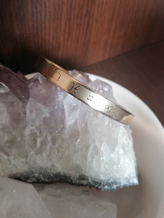 Гривна за ръка с гравюра