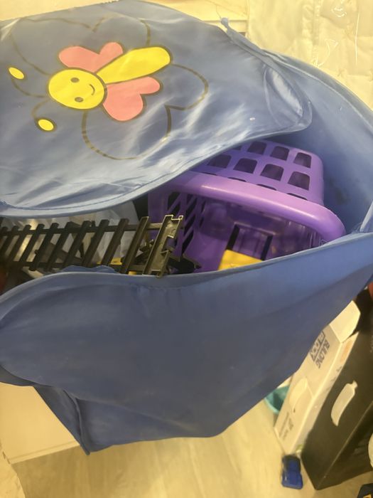 Продам 2 корзины с игрушками разные срочно