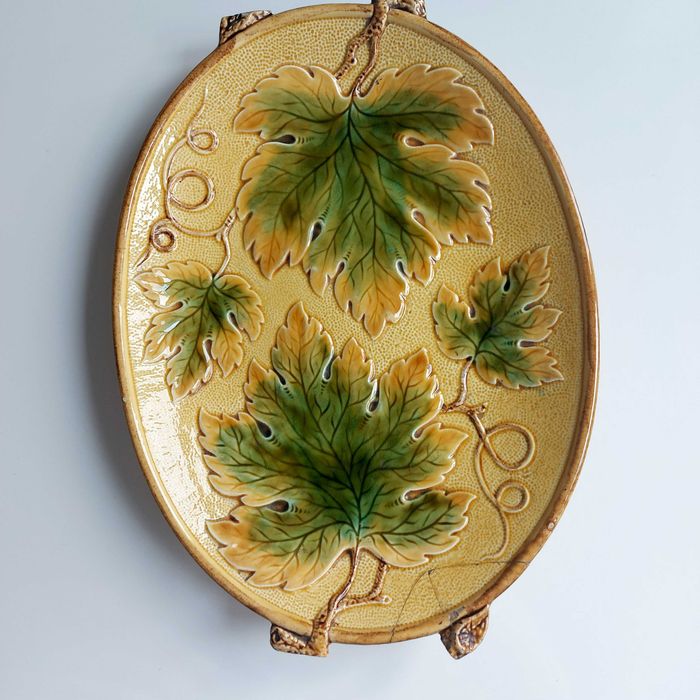Platou antic ceramică Majolica anii 1900 – Frunze viță de vie în relief (Piesă colecție)