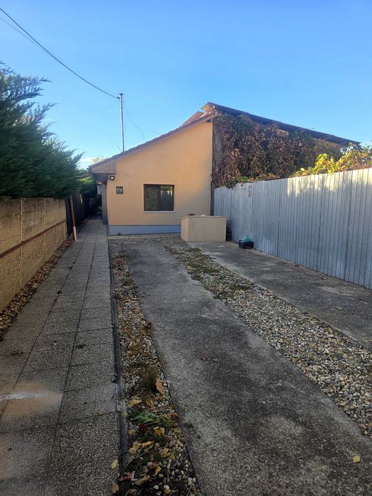 Închiriez Casa singur in curte
