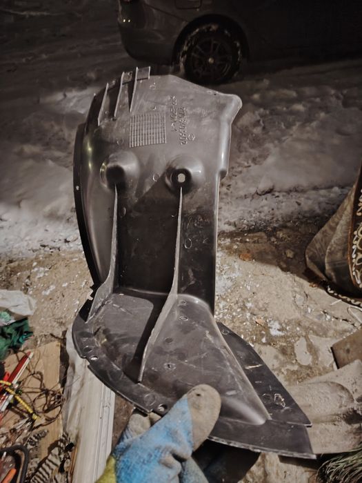 Передний правый подкрылок