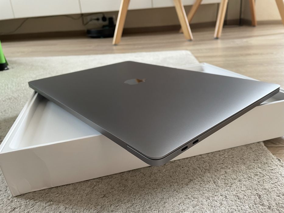 MacBook Pro 2019 cu Touch Bar i7 RadeonPro 555x 16GB RAM / 256GB SSD