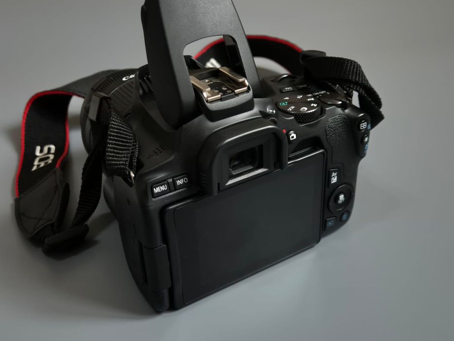Цифровая зеркальная камера Canon EOS 250D
