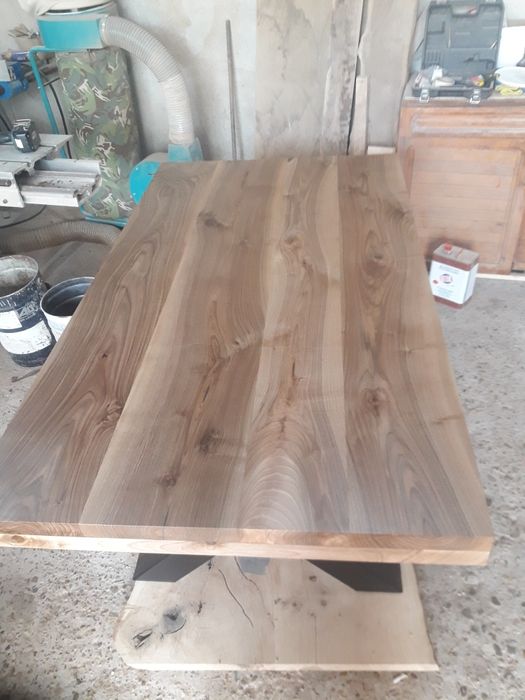 Маса от орех с метални крака