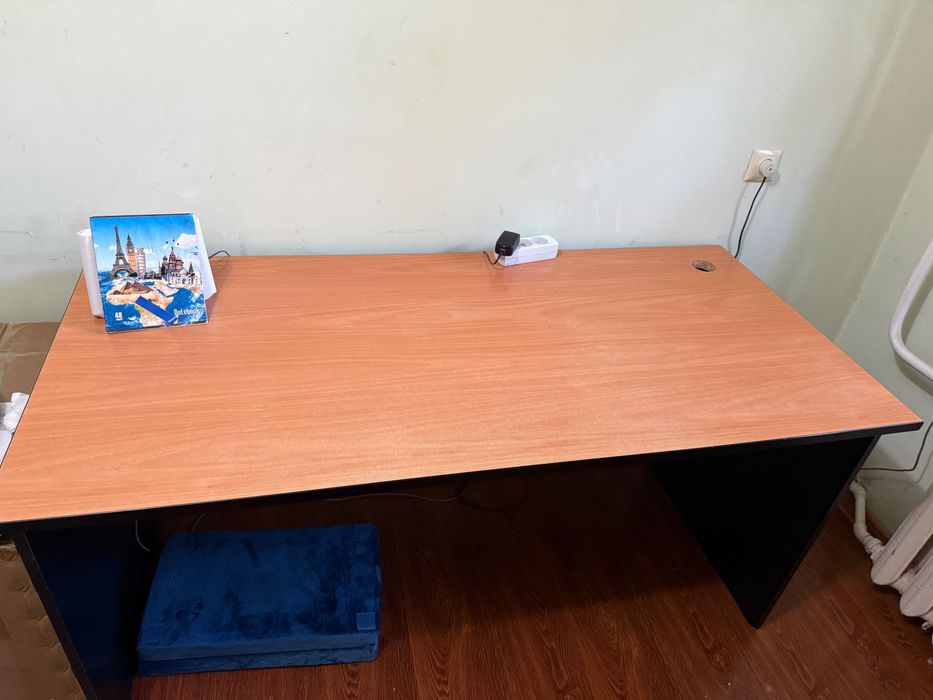 Офисный стол для работы