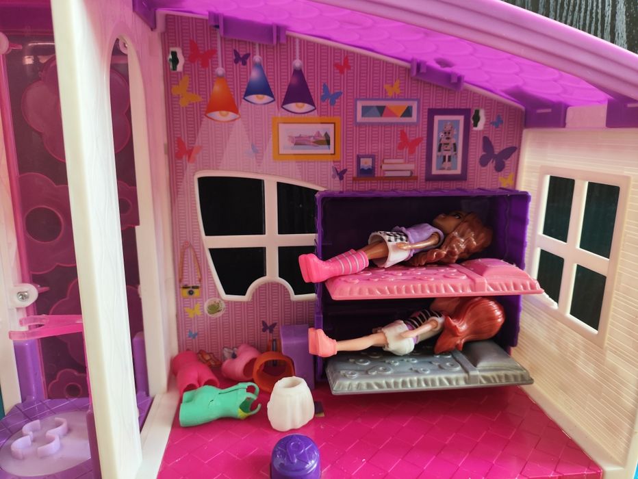 Къща за кукли с пет кукли