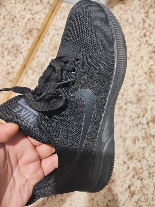 Продам новые черные кроссовки