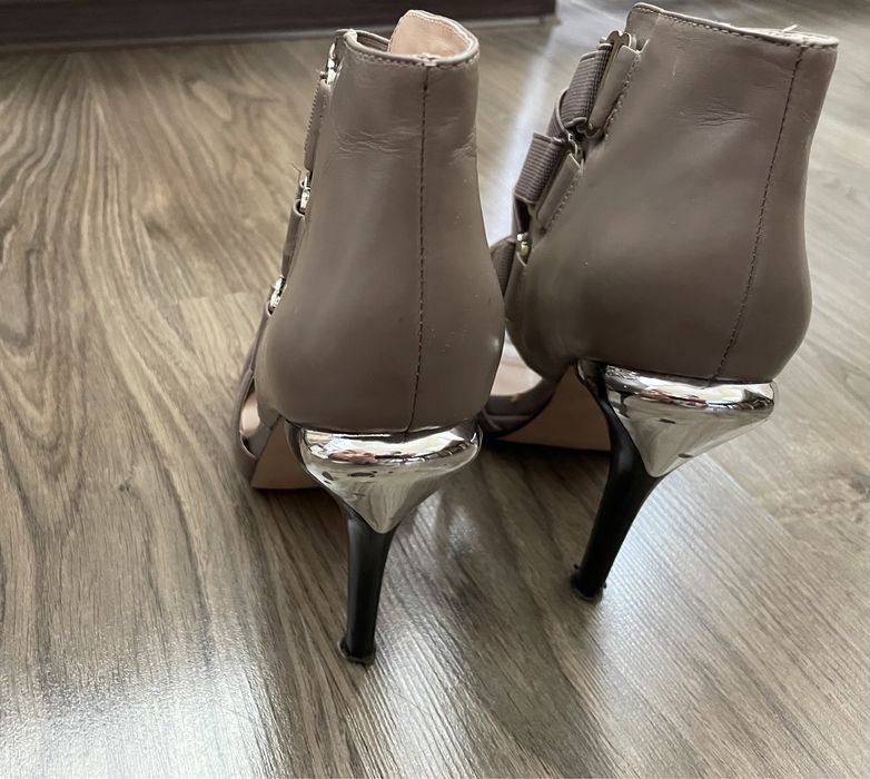 Продам стильные босоножки Basconi