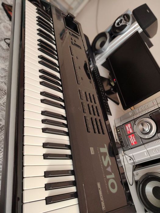 Ensoniq Ts-10 sotiladi  Holati yangi