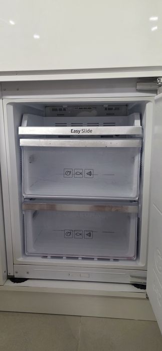 Combina frigorifica incorporabila Samsung No Frost, 267L, stare foarte buna