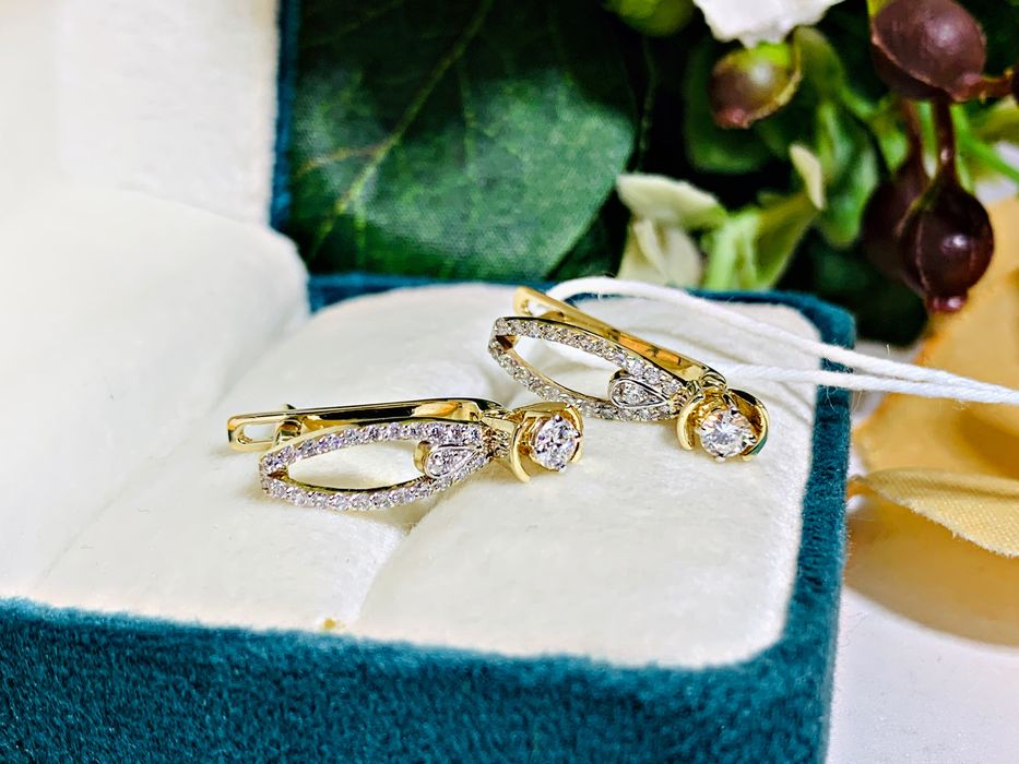 Благородные золотые серьги с бриллиантами модели «Одноглазка»