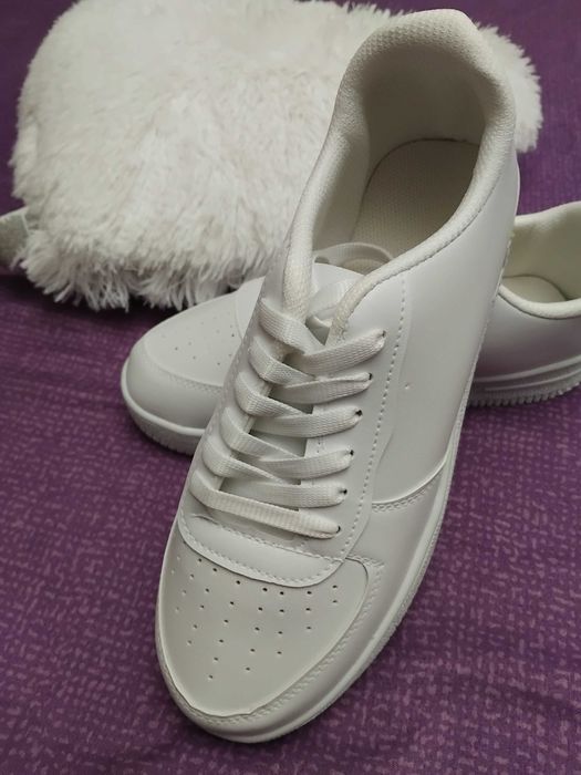 Маратонки  бели чисто нови