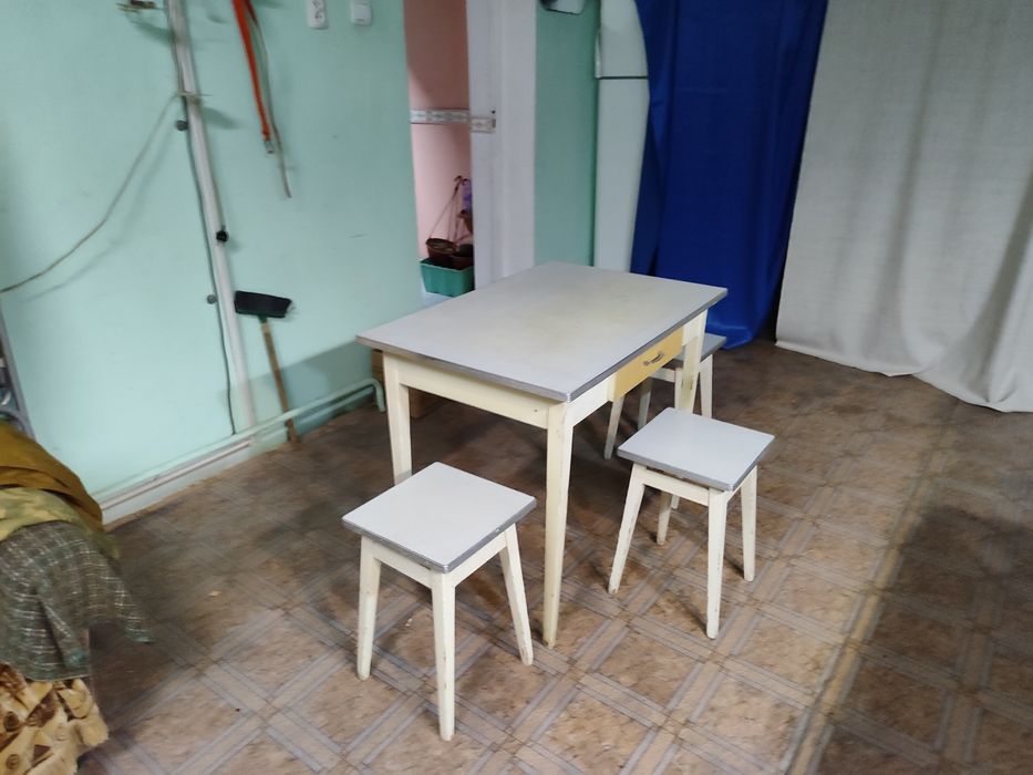 Кухонный стол и три табуретки