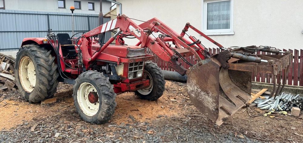 Tractor internațional ih 744 cu încărcător frontal recent adus