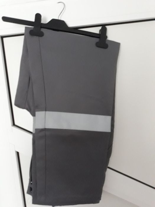 Pantaloni de salopeta