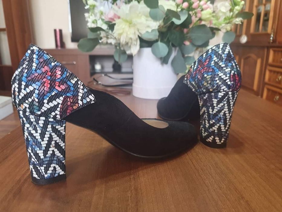Pantofi piele intoarsa si toc mozaic, masura 35, pret 50 ron