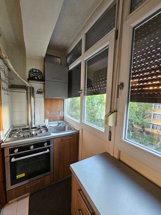 Închiriez garsoniera transformata in 2 camere , zona Sărari, lângă Liceul Henri Coandă!