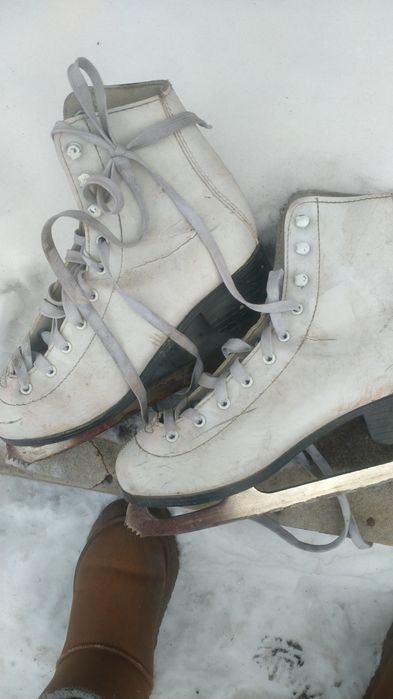 продам коньки белые