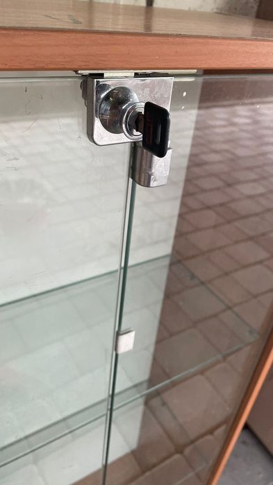 Продам сервант .