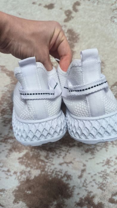 Пподам кроссовки