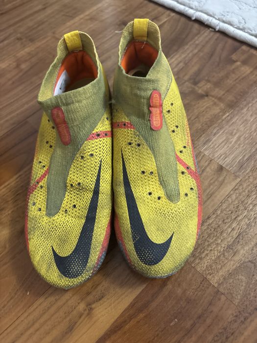 Vand ghete nike marimea 38 un pic tocite dar stare foarte buna