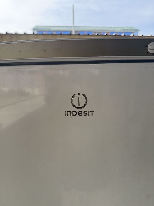 indesit- вертикальный морозильный шкаф