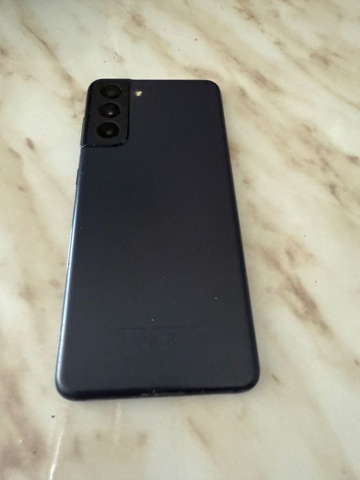 Продавам Samsung S21 + 2 бр. Кейсове + кабел за зареждане.