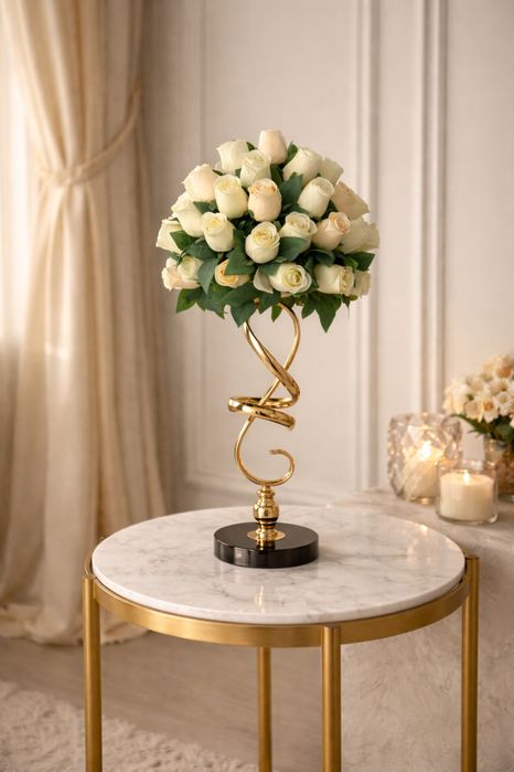 Декоративная ваза в цветочной композиции