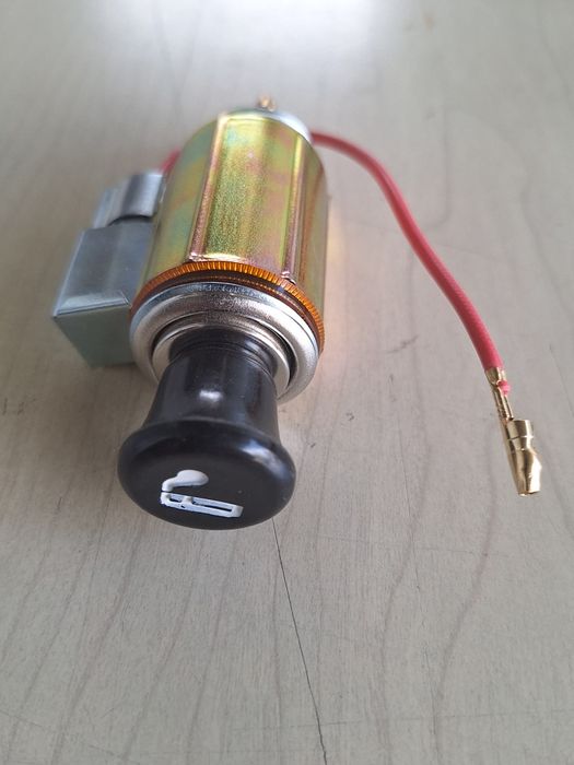 Универсална запалка за автомобил  28мм