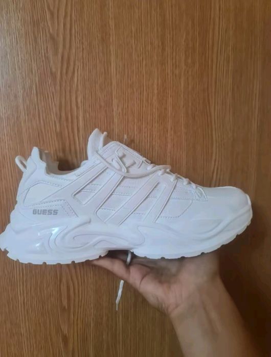 Adidași Guess noi