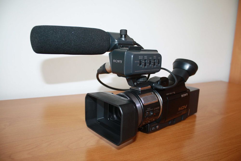 Продаётся  видеокамера  SONI  HDV .